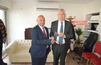 Adalet Kazandı! UDİMED Genel Başkanı Abit Taşcılar’dan Zeydan Karalar’a Özel Plaket